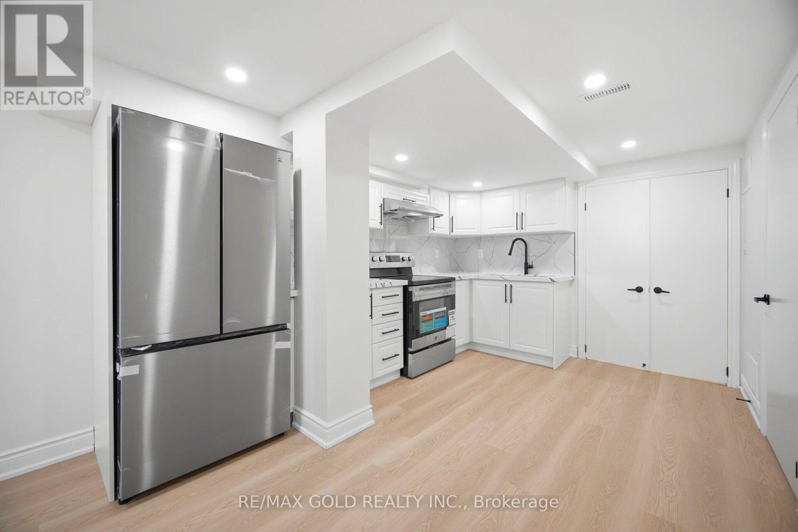 8 ATHLONE AVENUE - 30
