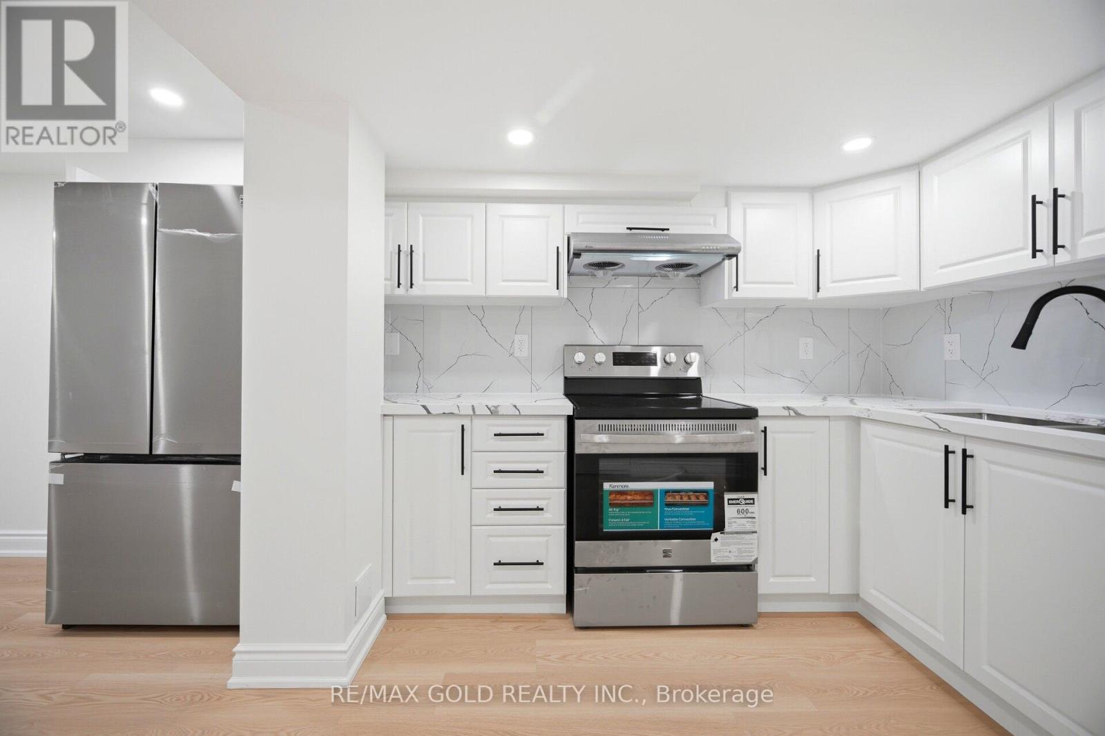8 ATHLONE AVENUE - 31
