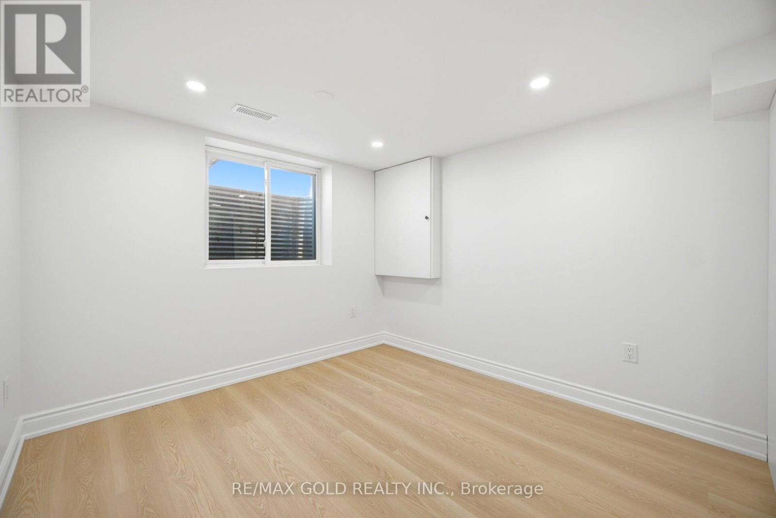 8 ATHLONE AVENUE - 33