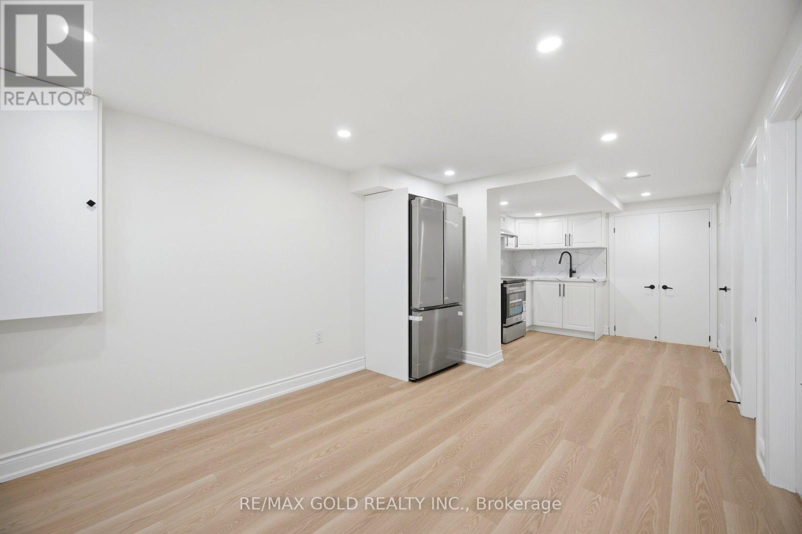 8 ATHLONE AVENUE - 34
