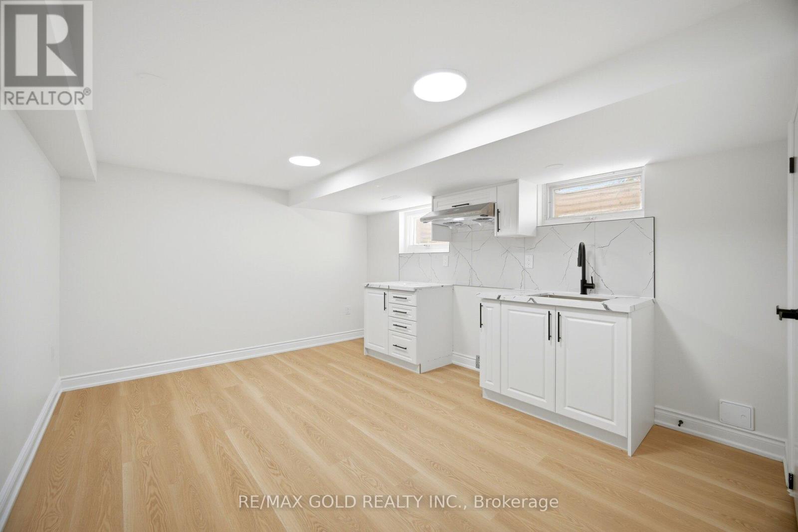 8 ATHLONE AVENUE - 40