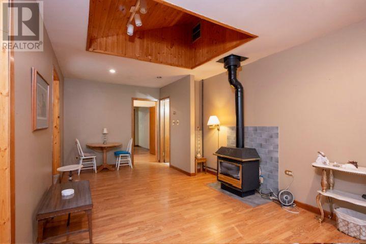 2608 Ridgeway Street E - 9