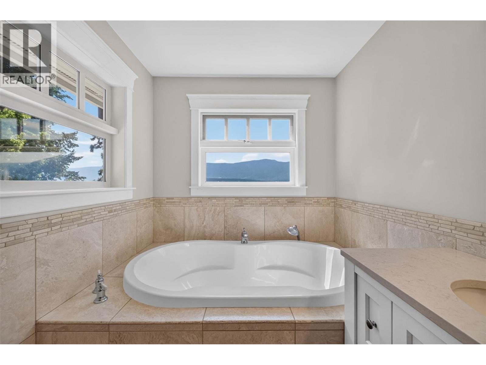 4940 16 Street NE - 44