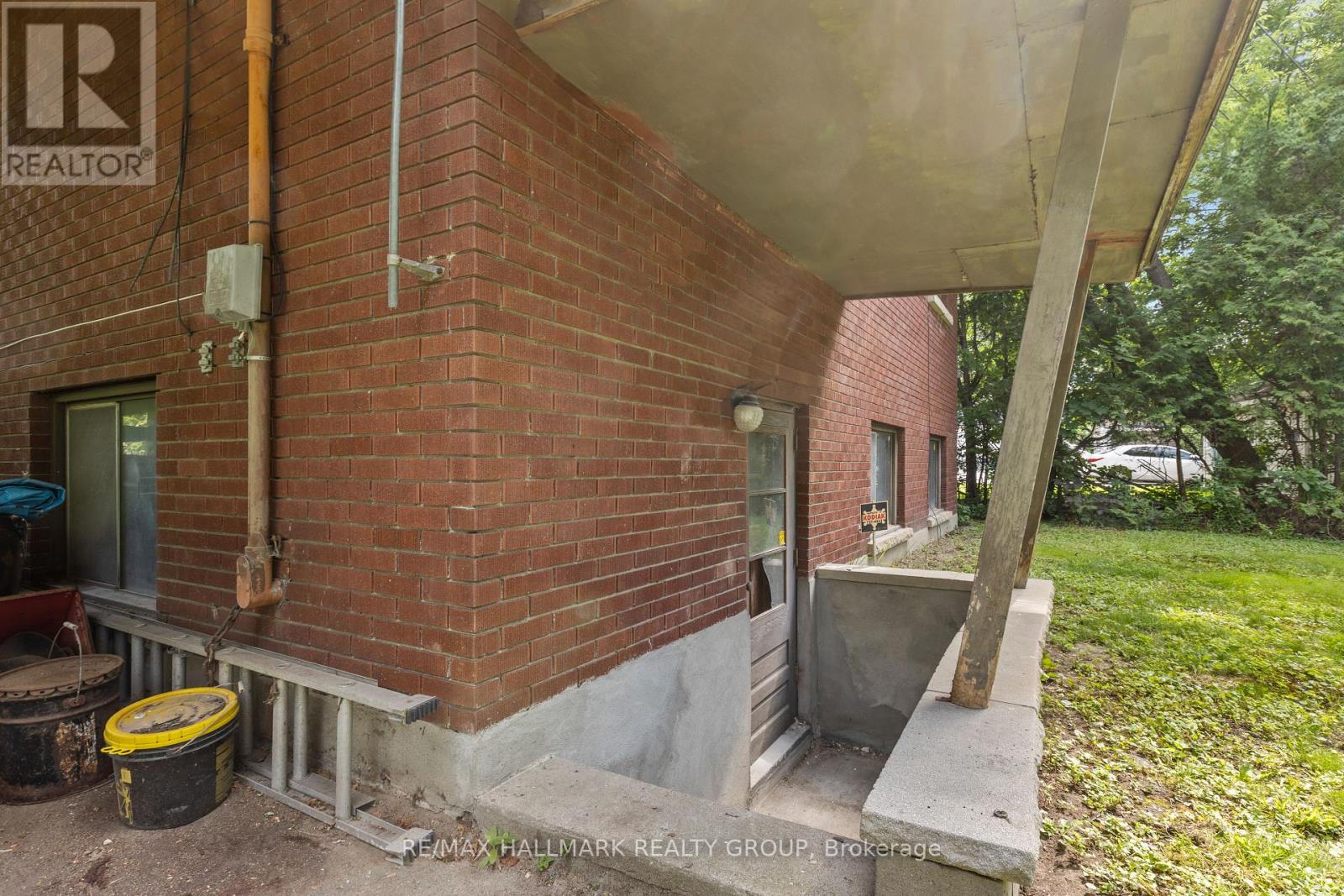 492 VERNON AVENUE - 32
