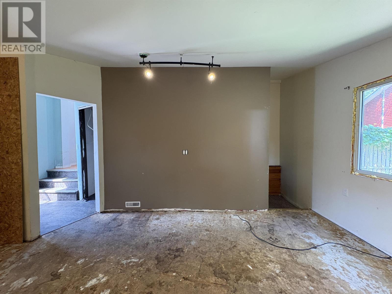 808 Portage AVE - 17