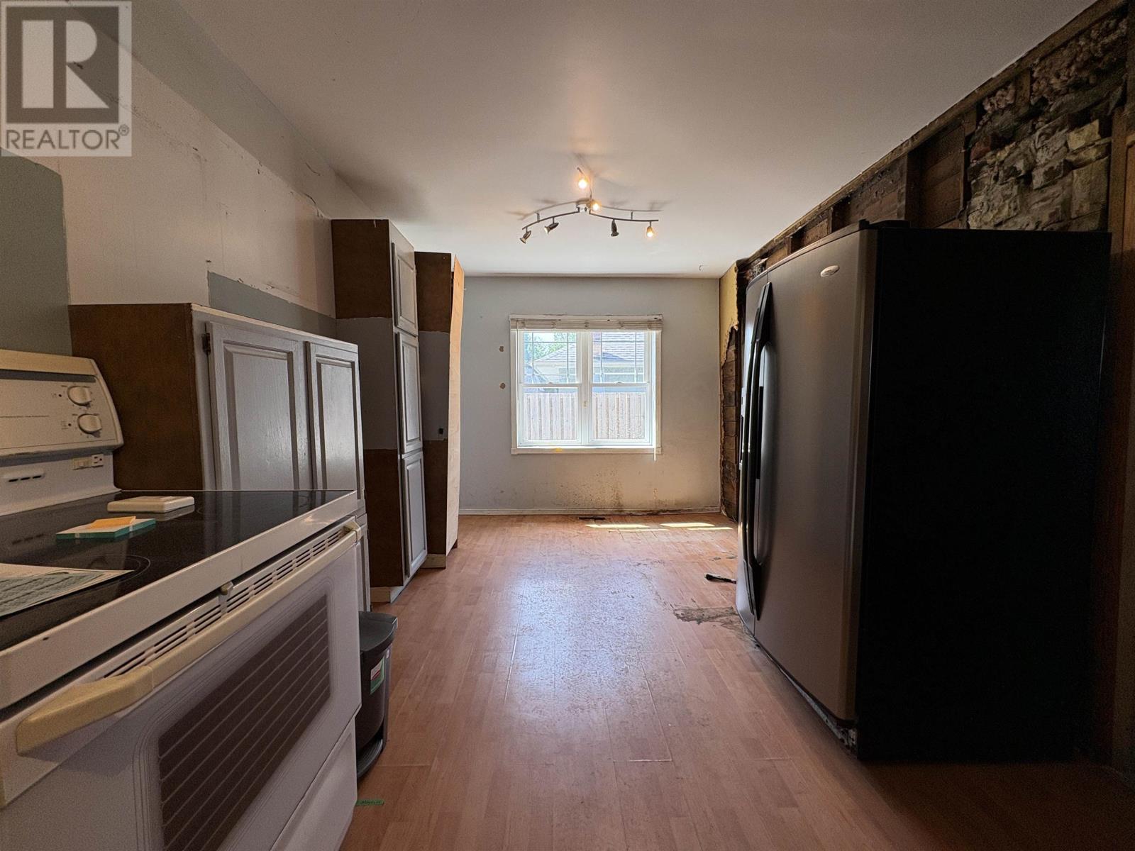 808 Portage AVE - 7