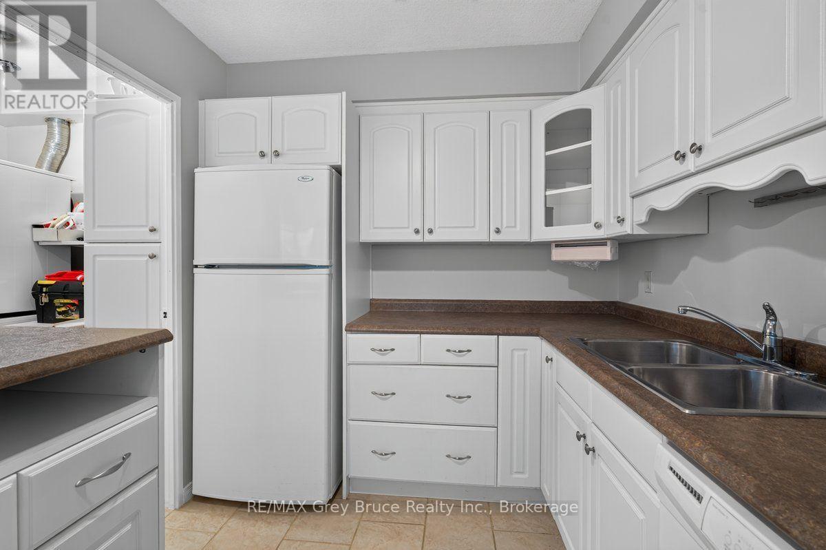 #208 860 9TH STREET E - Image 12