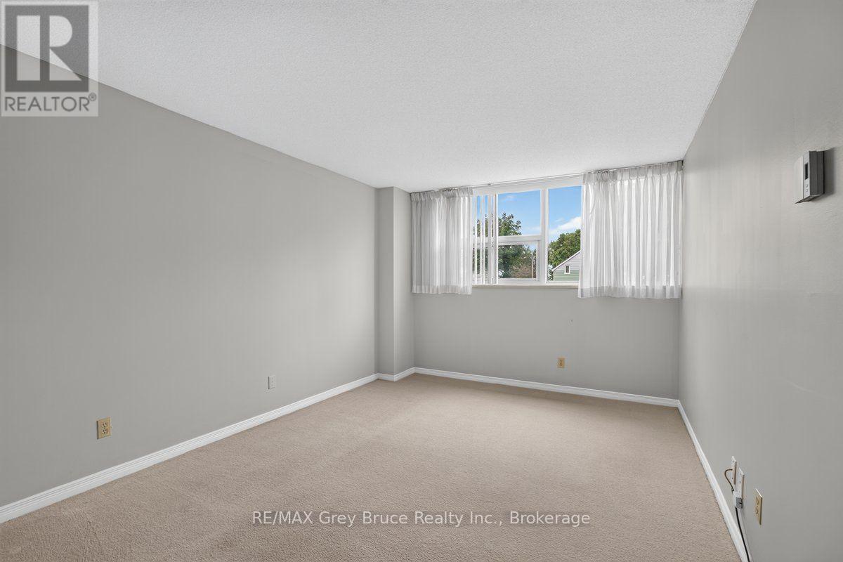 #208 860 9TH STREET E - Image 15