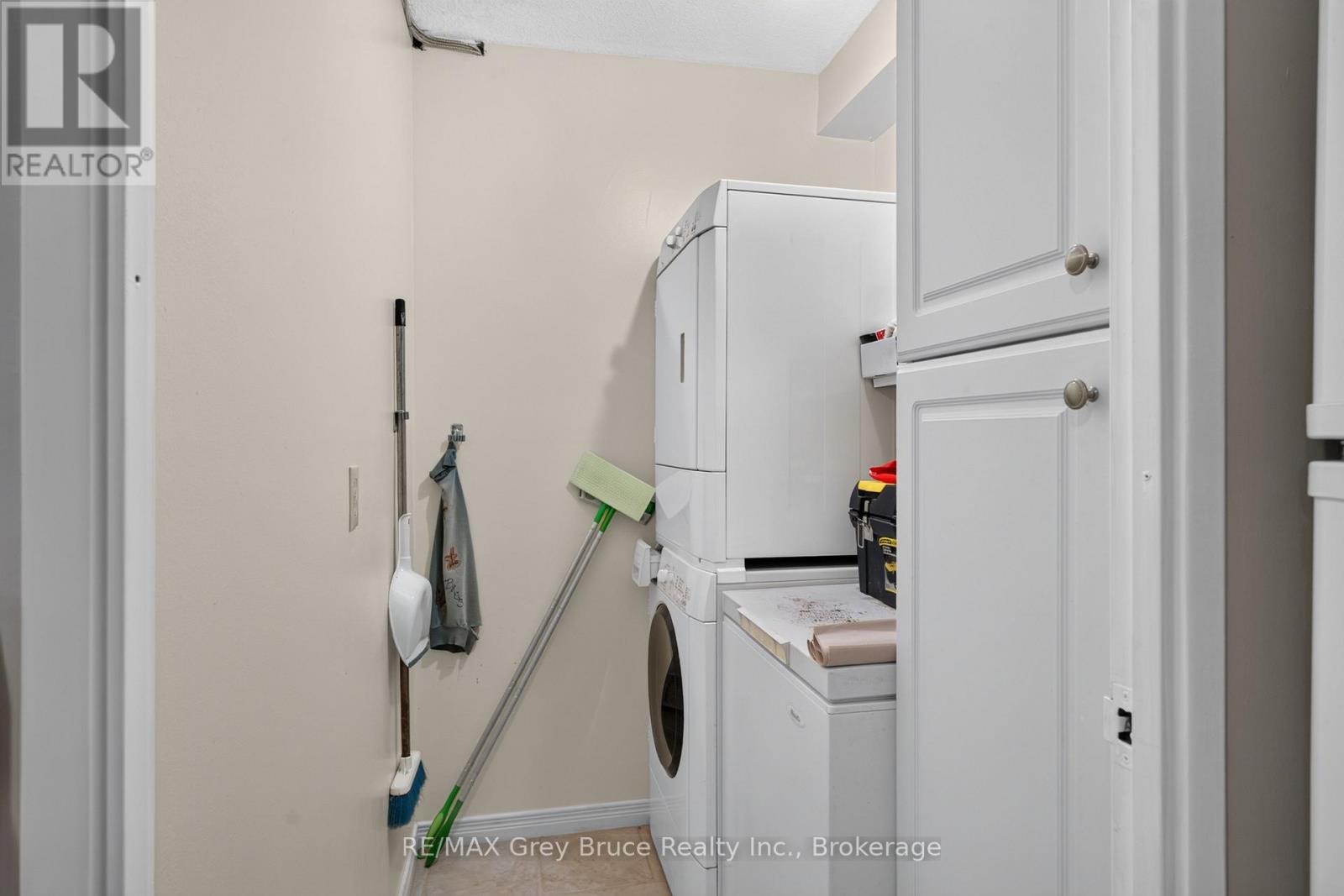 #208 860 9TH STREET E - 21