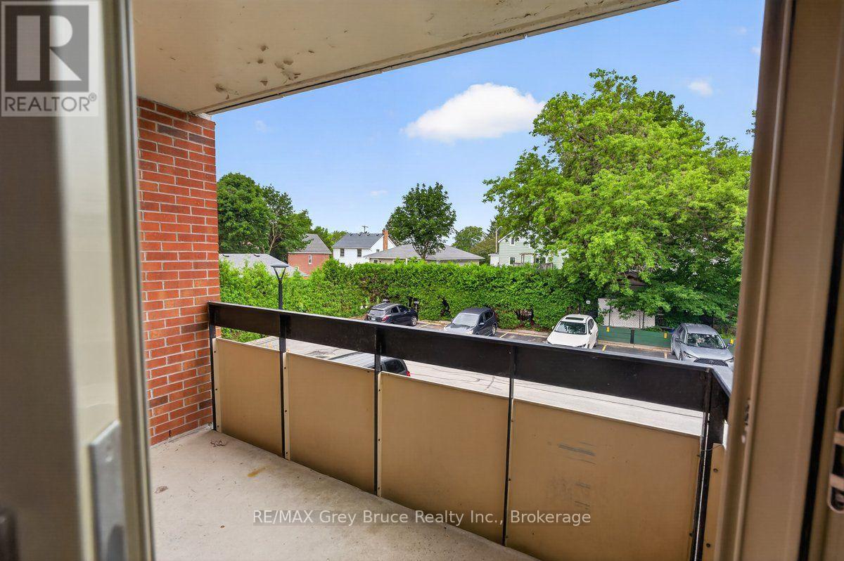 #208 860 9TH STREET E - Image 9