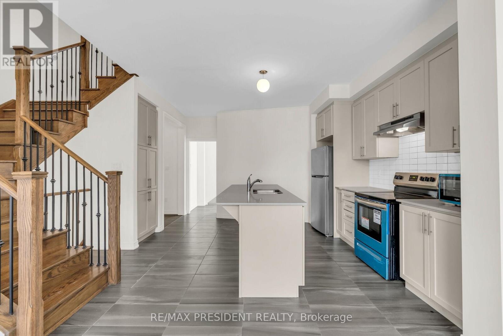 34 QUEENPOST DRIVE E - 16