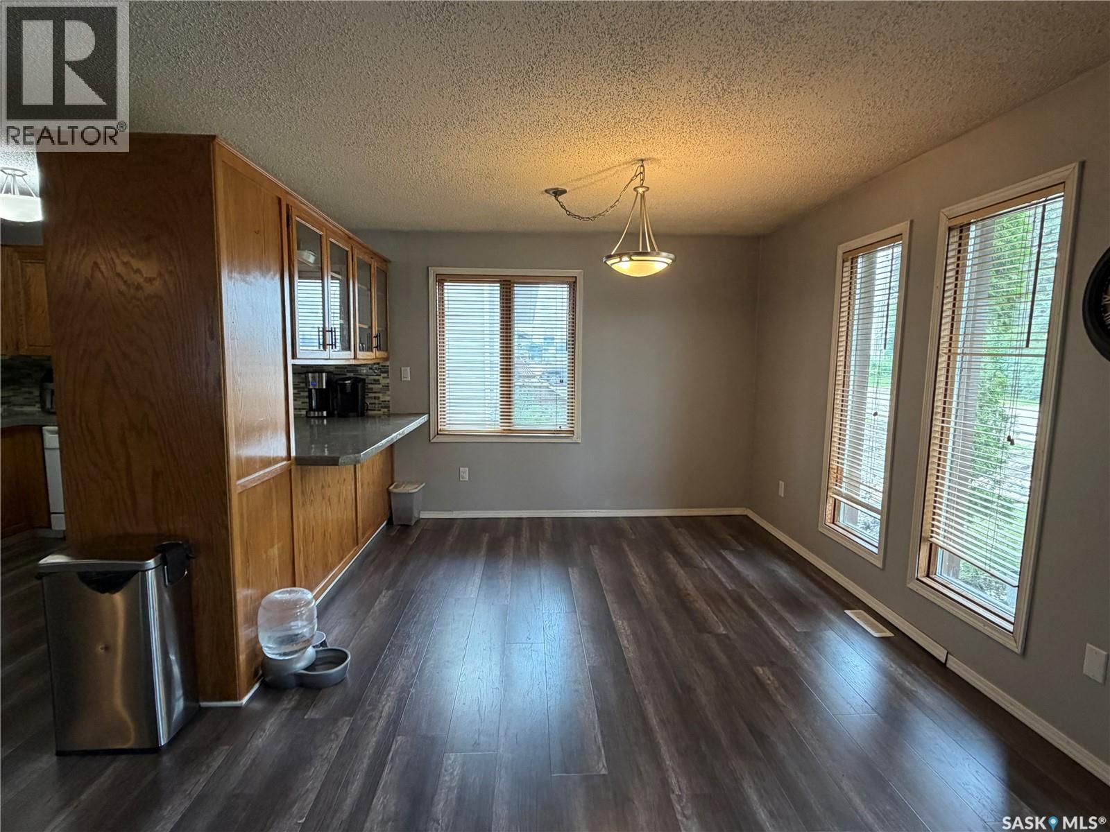 202 1st STREET E - 8