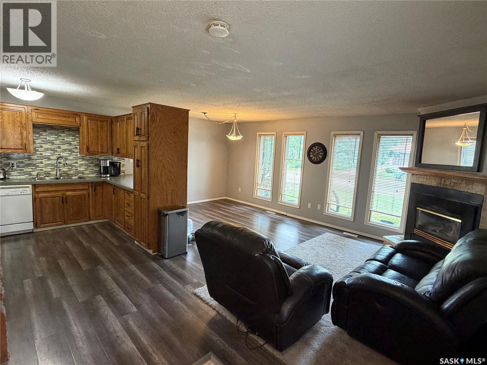 202 1st STREET E - 9