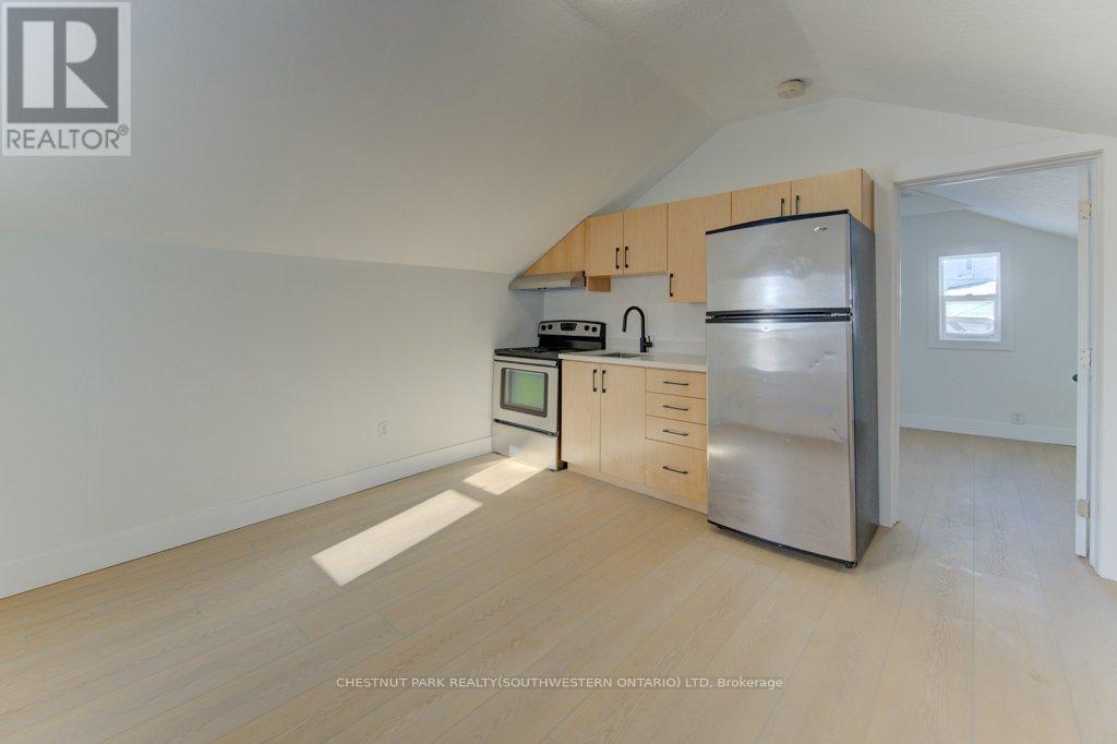 190 LANCASTER STREET E - 5