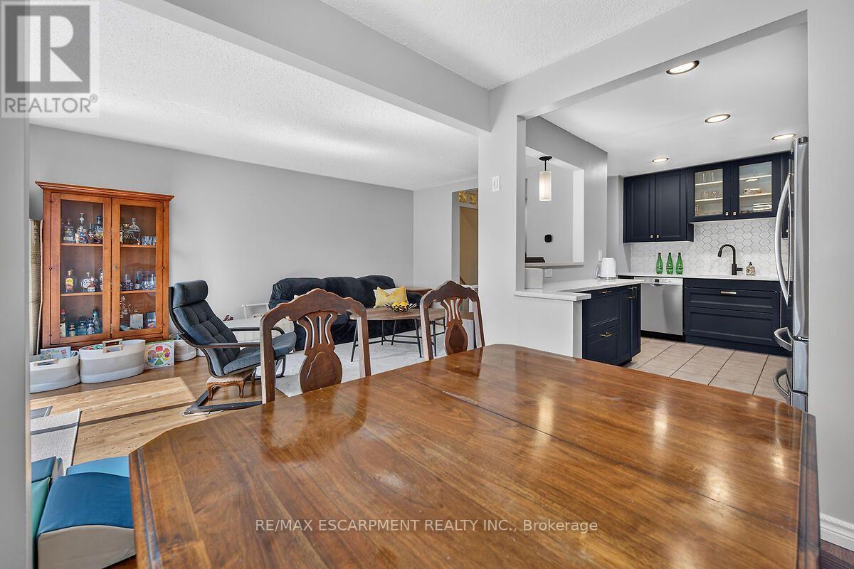 #24 300 REXFORD DRIVE - 19