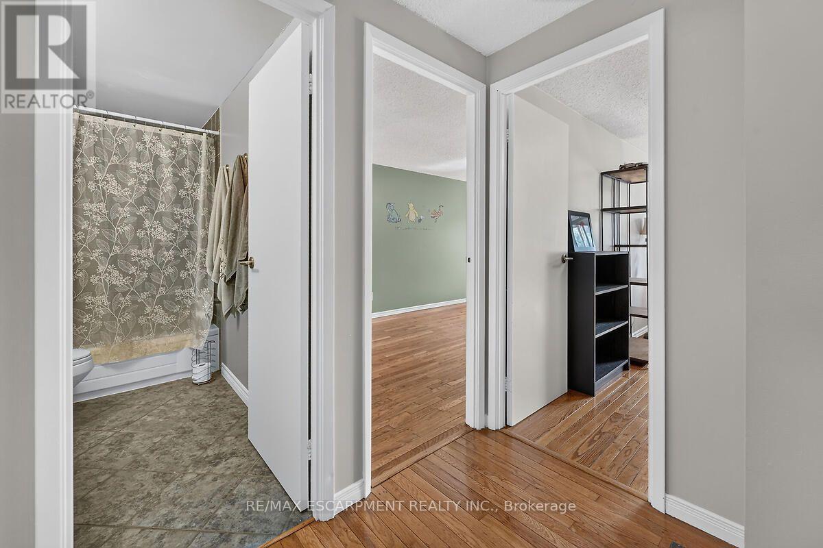 #24 300 REXFORD DRIVE - 25