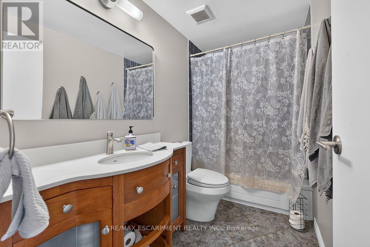 #24 300 REXFORD DRIVE - 28