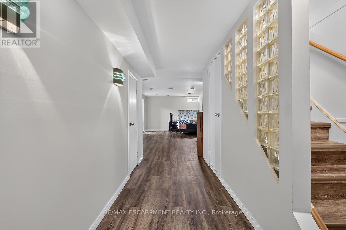 #24 300 REXFORD DRIVE - 31