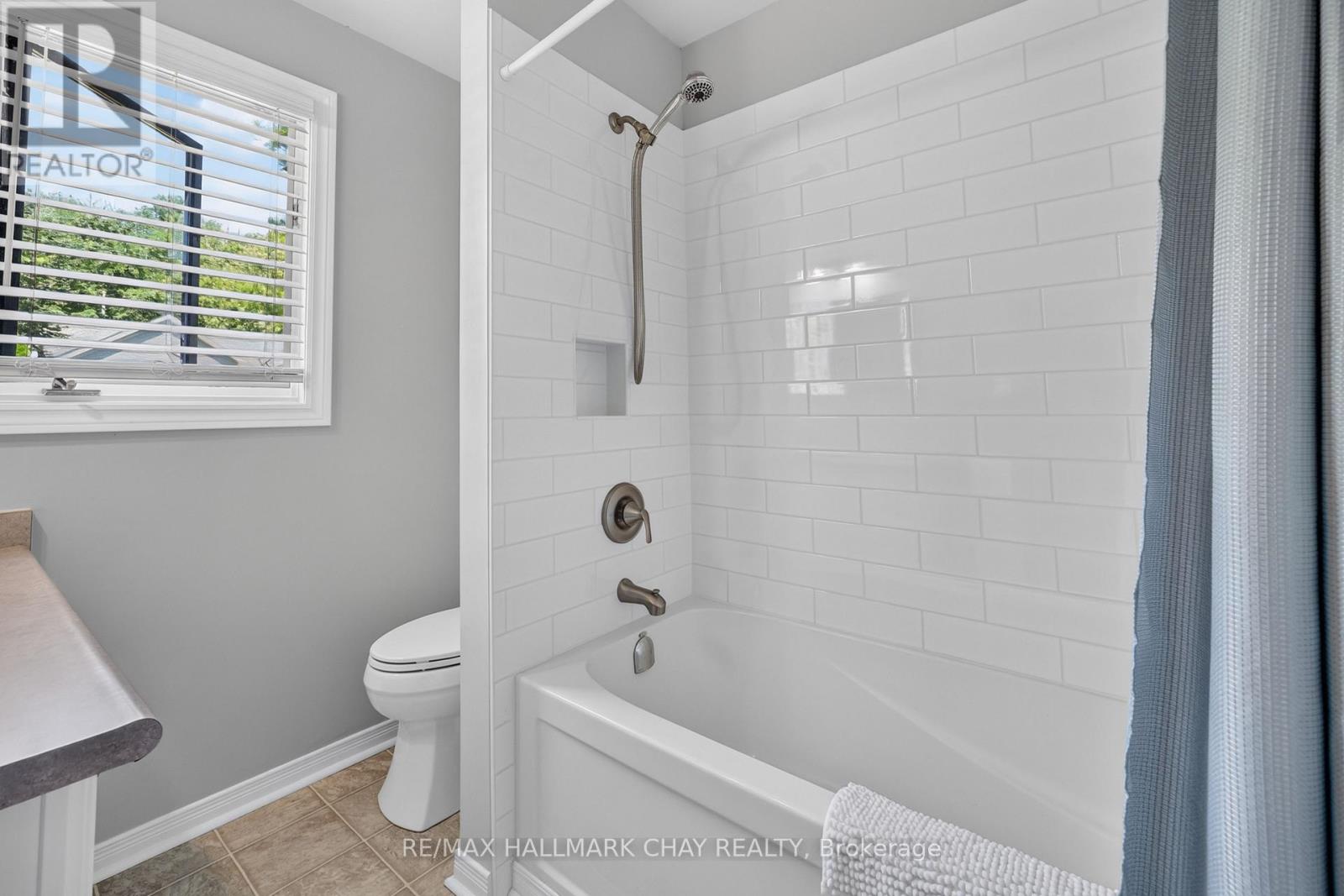 2289 LAKESHORE ROAD E - 44