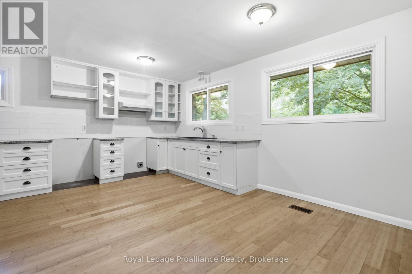 156 PINEHILL CRESCENT - 10