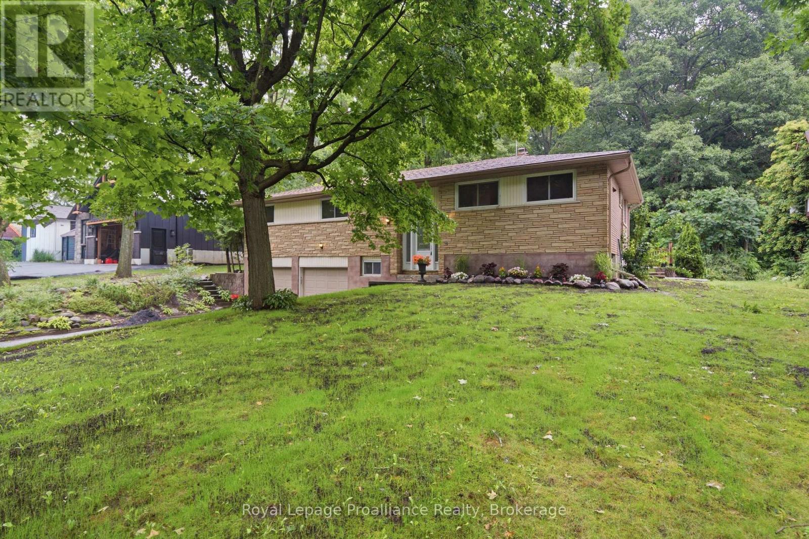 156 PINEHILL CRESCENT - 3