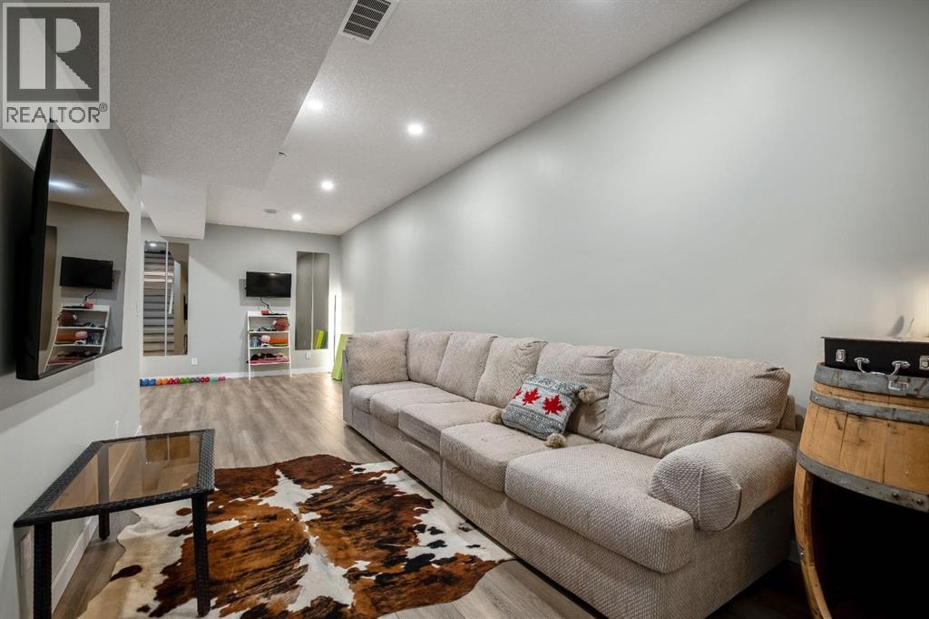 30 WOLF Crescent - 36