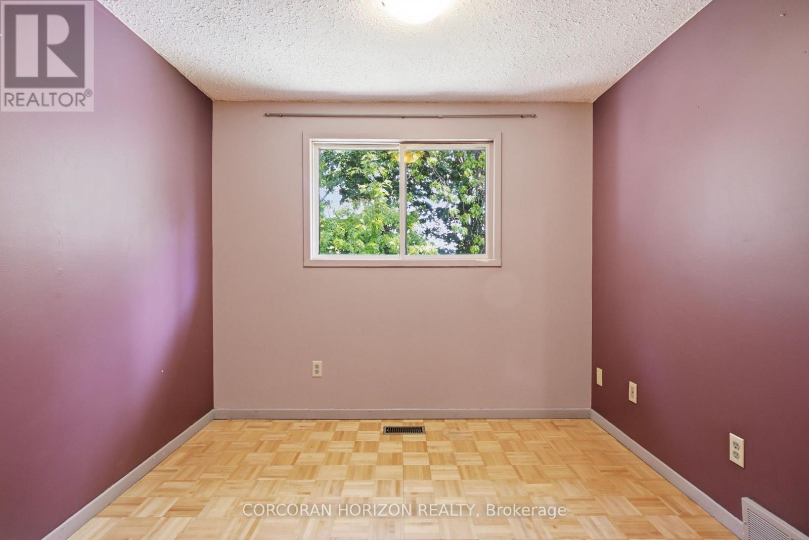 90 HALIFAX DRIVE - 14