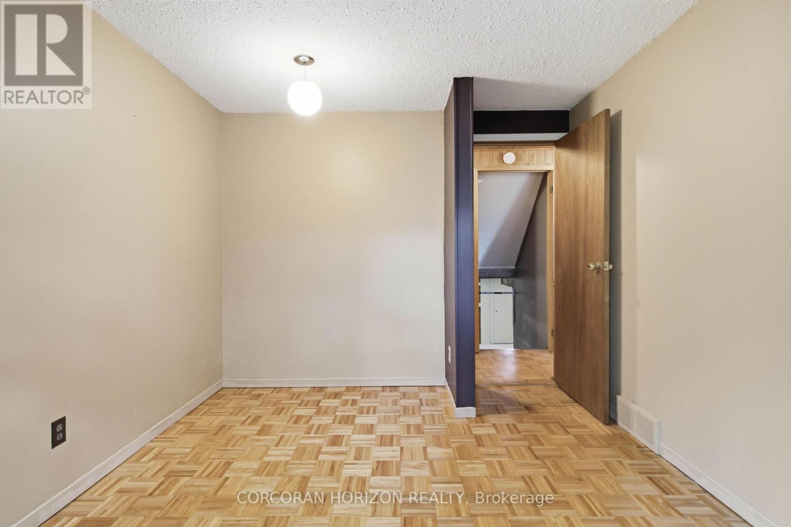 90 HALIFAX DRIVE - 18