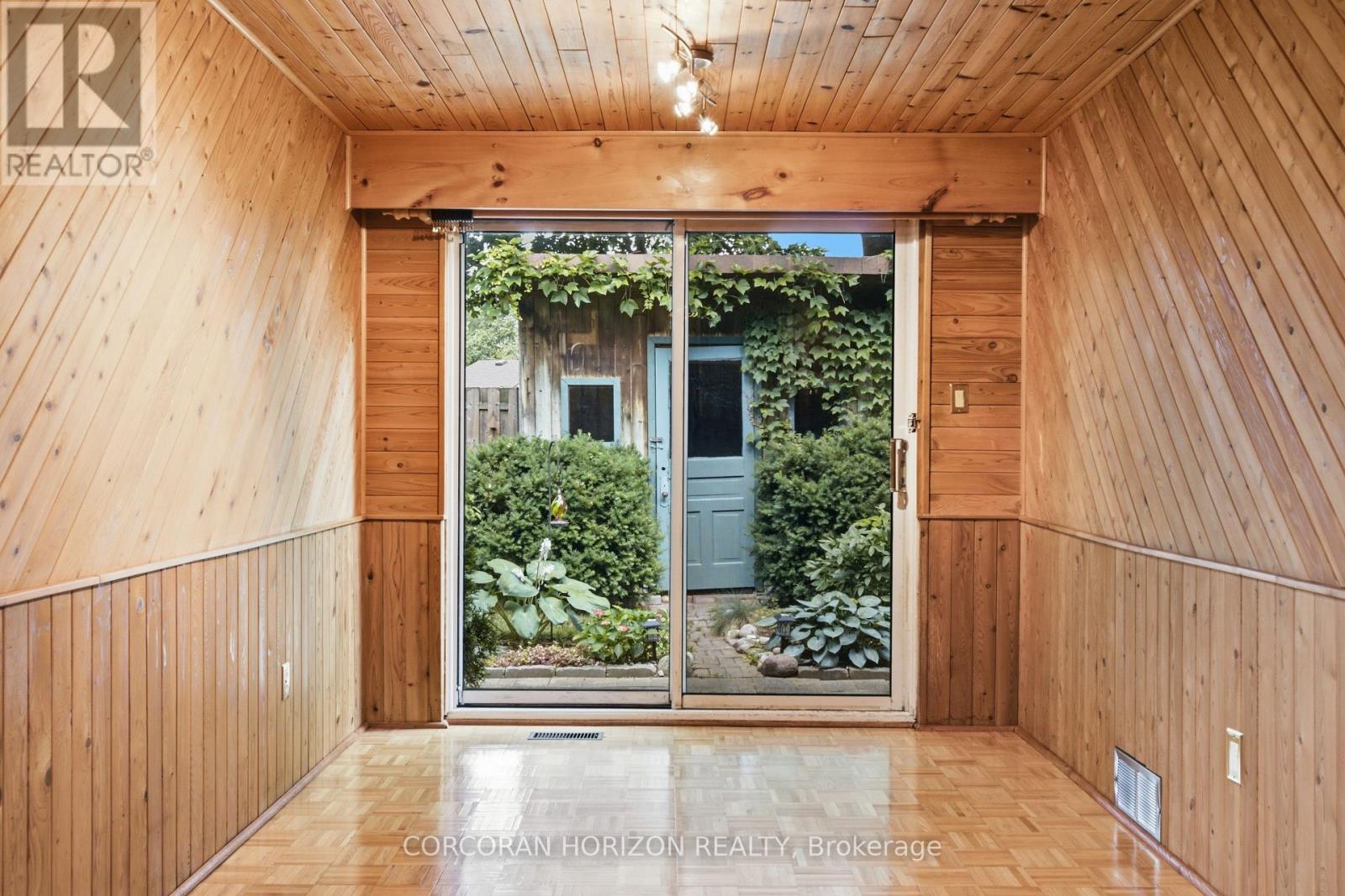90 HALIFAX DRIVE - 24