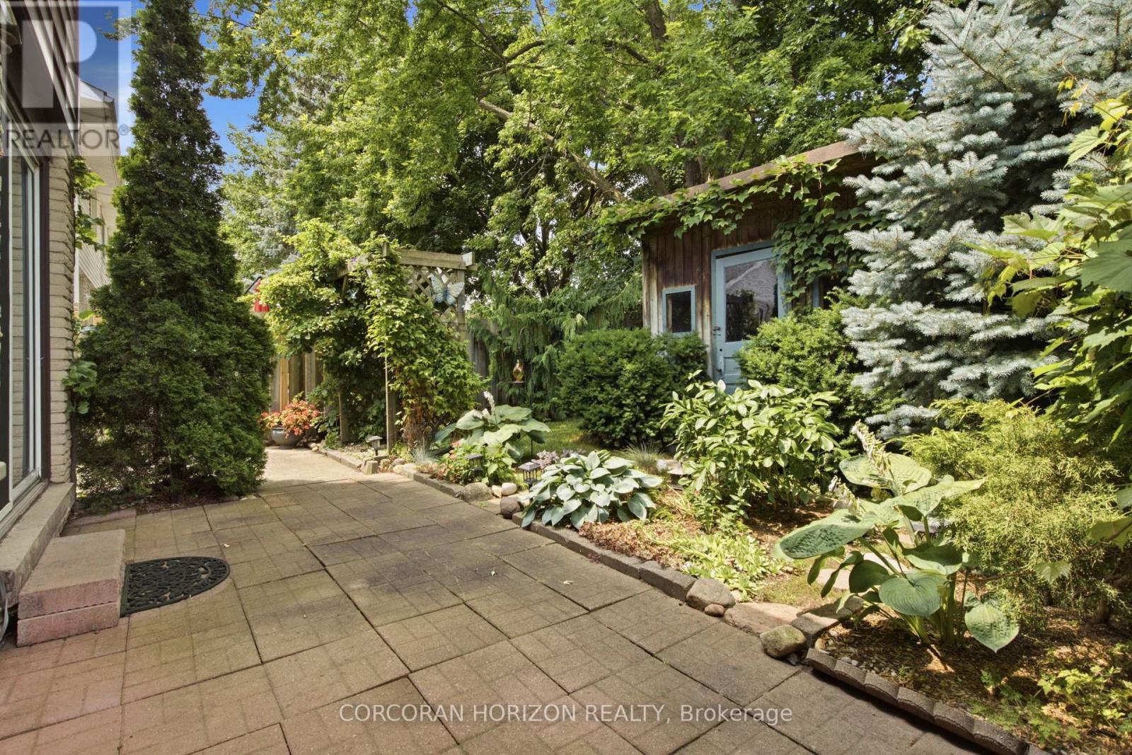 90 HALIFAX DRIVE - 25