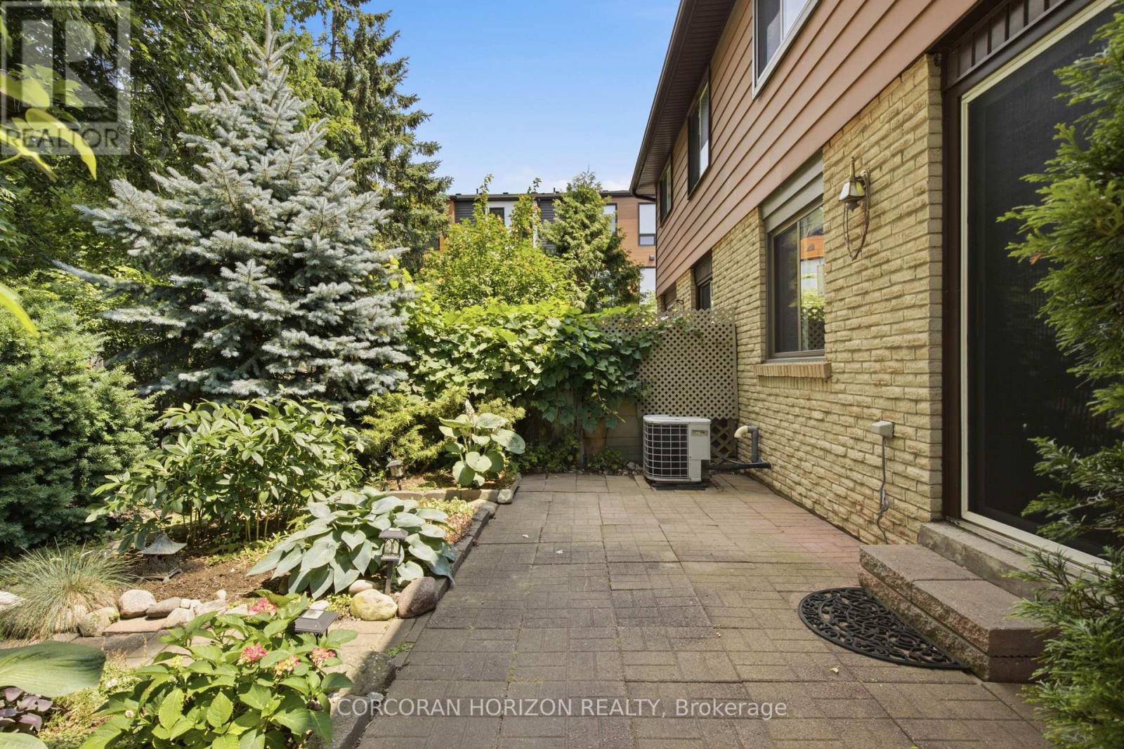 90 HALIFAX DRIVE - 26