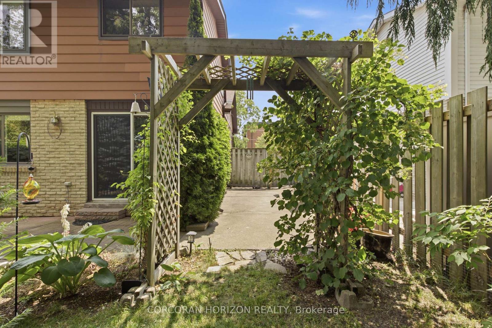 90 HALIFAX DRIVE - 27