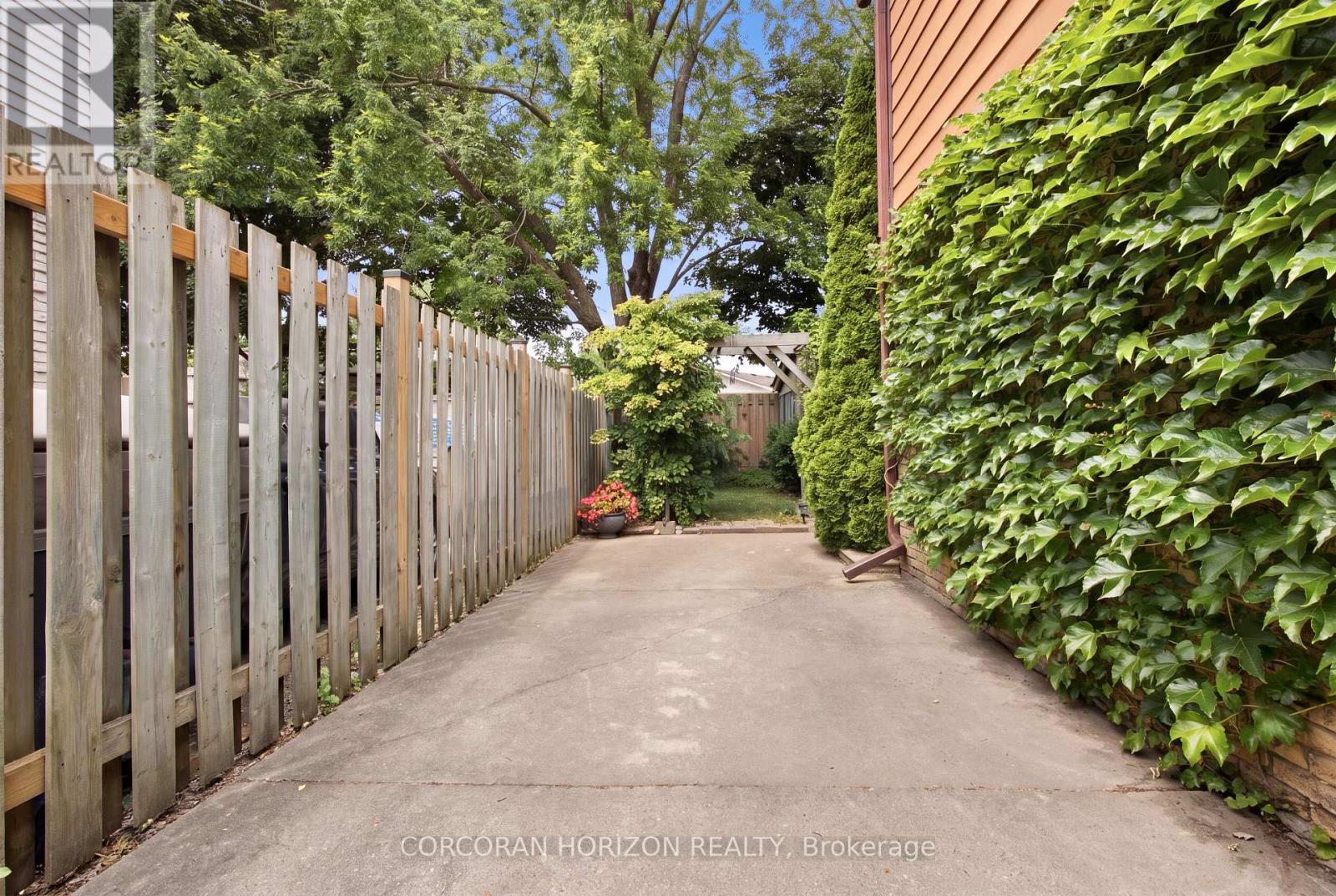90 HALIFAX DRIVE - 28