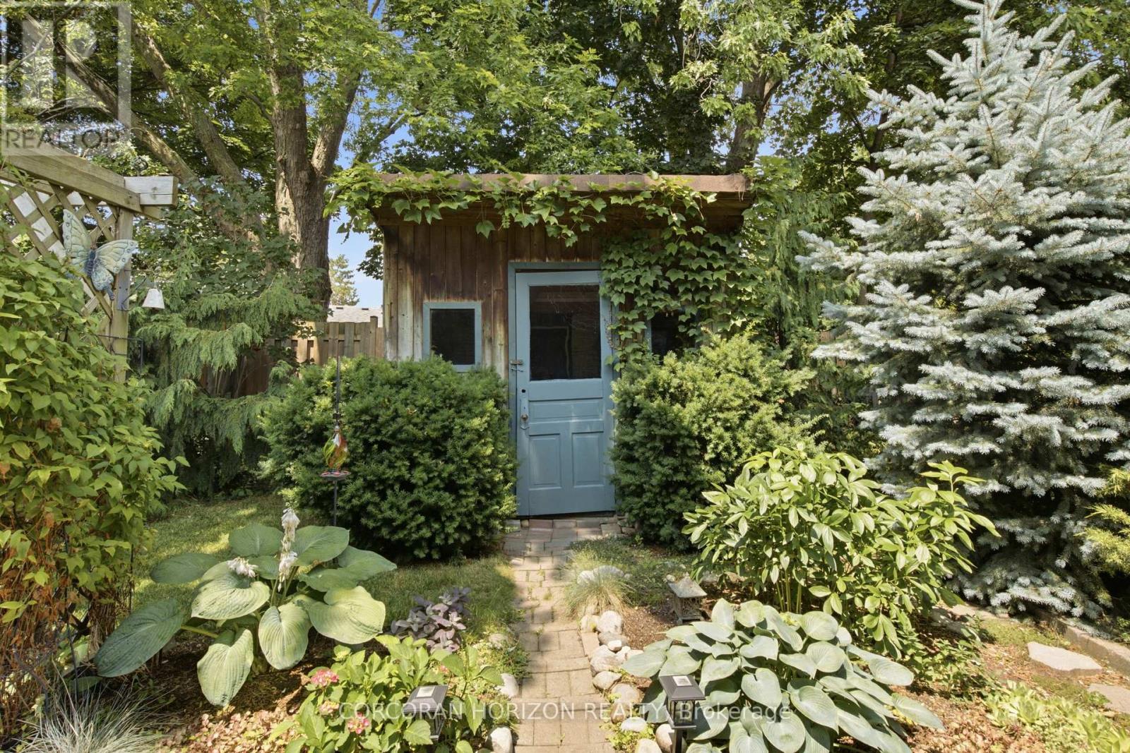 90 HALIFAX DRIVE - 29