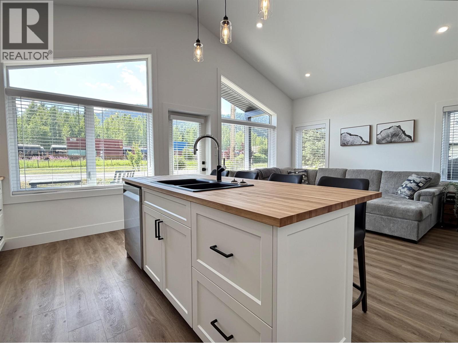 3418 RAILWAY Avenue, Smithers