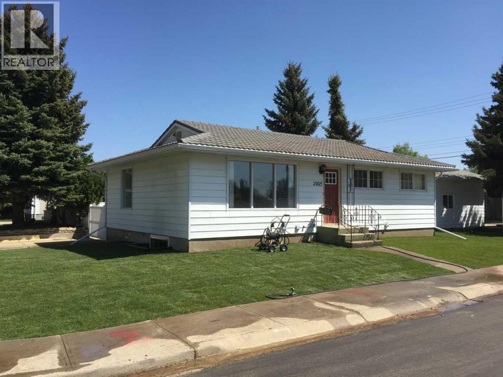2005 26 Street S, Lethbridge — photo 2