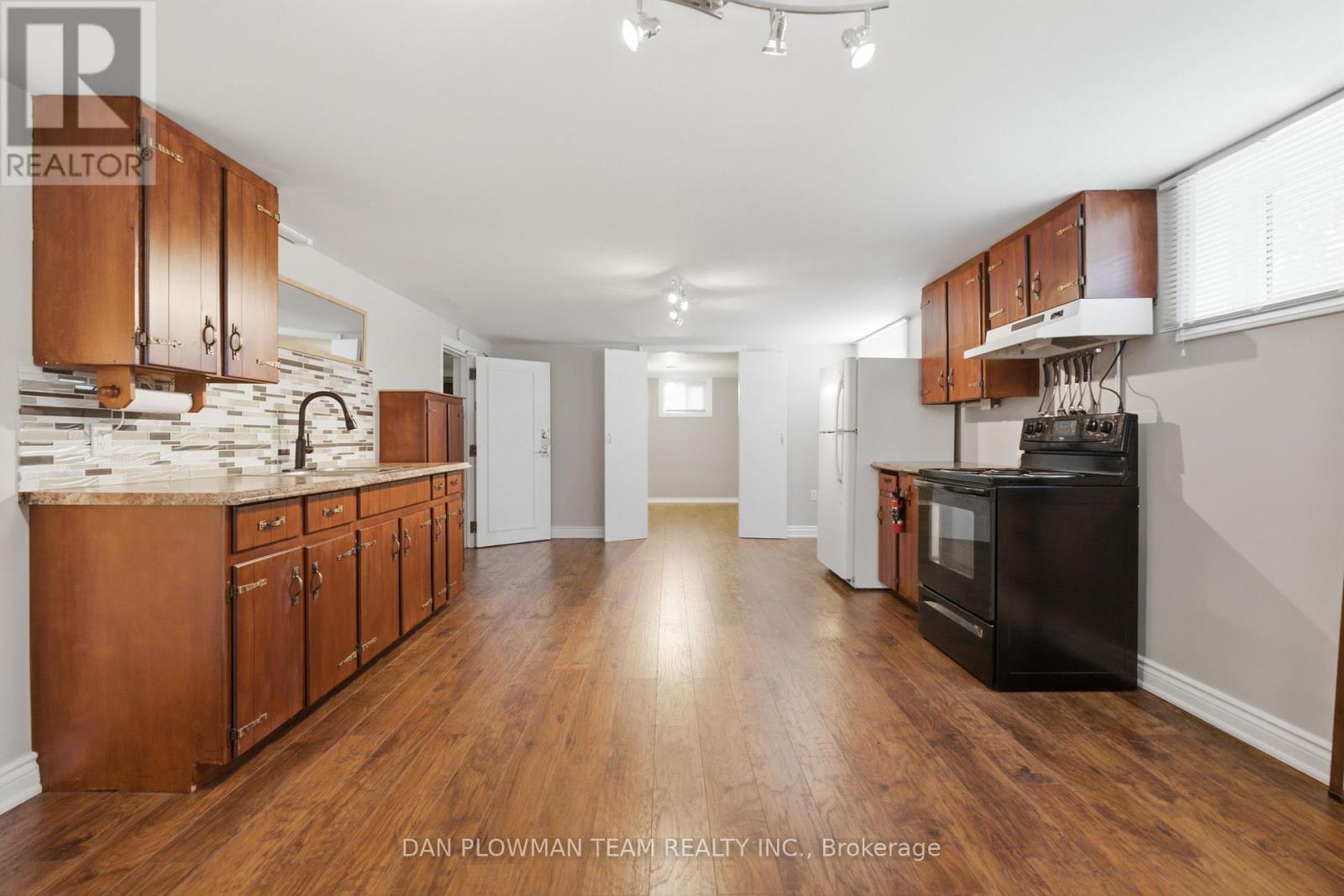 211 LIBERTY STREET N - Image 34