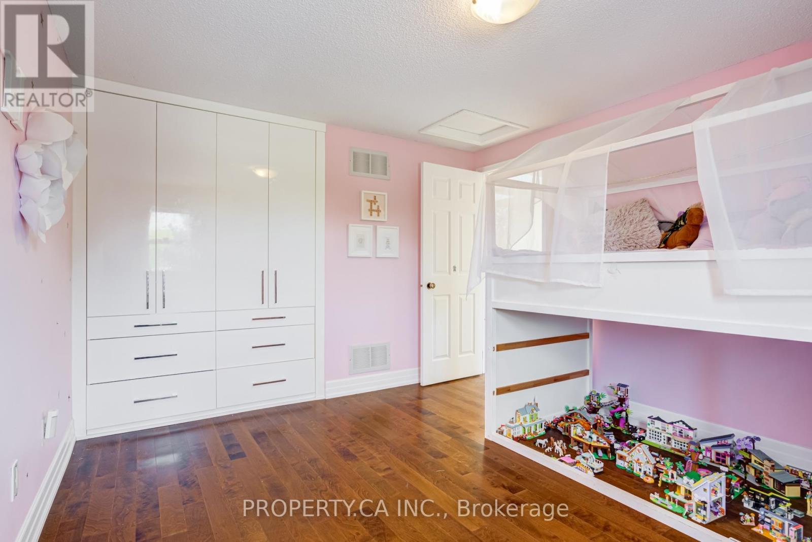 32 MCKINNON AVENUE - 31