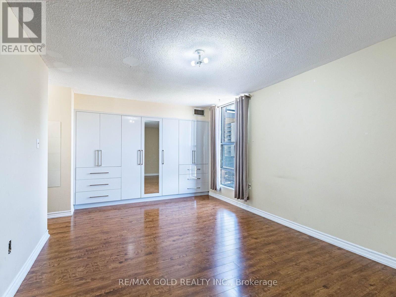 #1010 17 KNIGHTSBRIDGE ROAD - 29