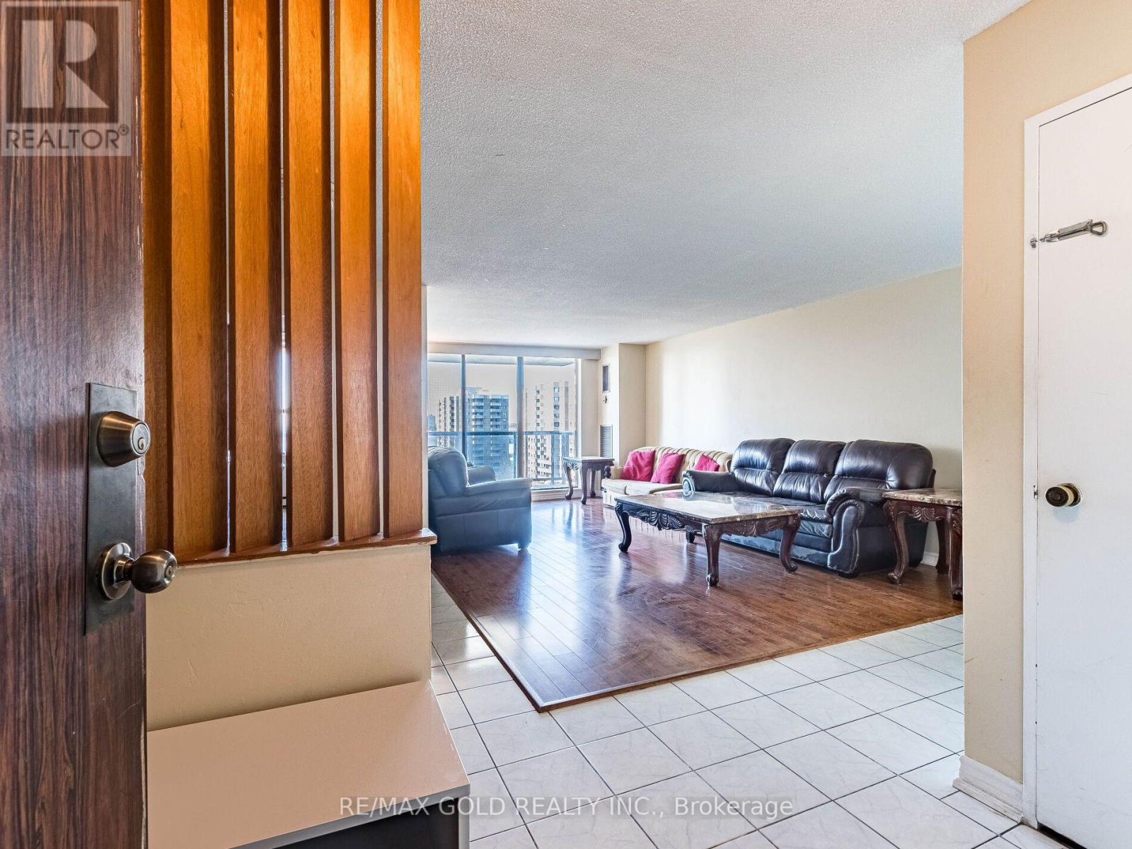 #1010 17 KNIGHTSBRIDGE ROAD - 6