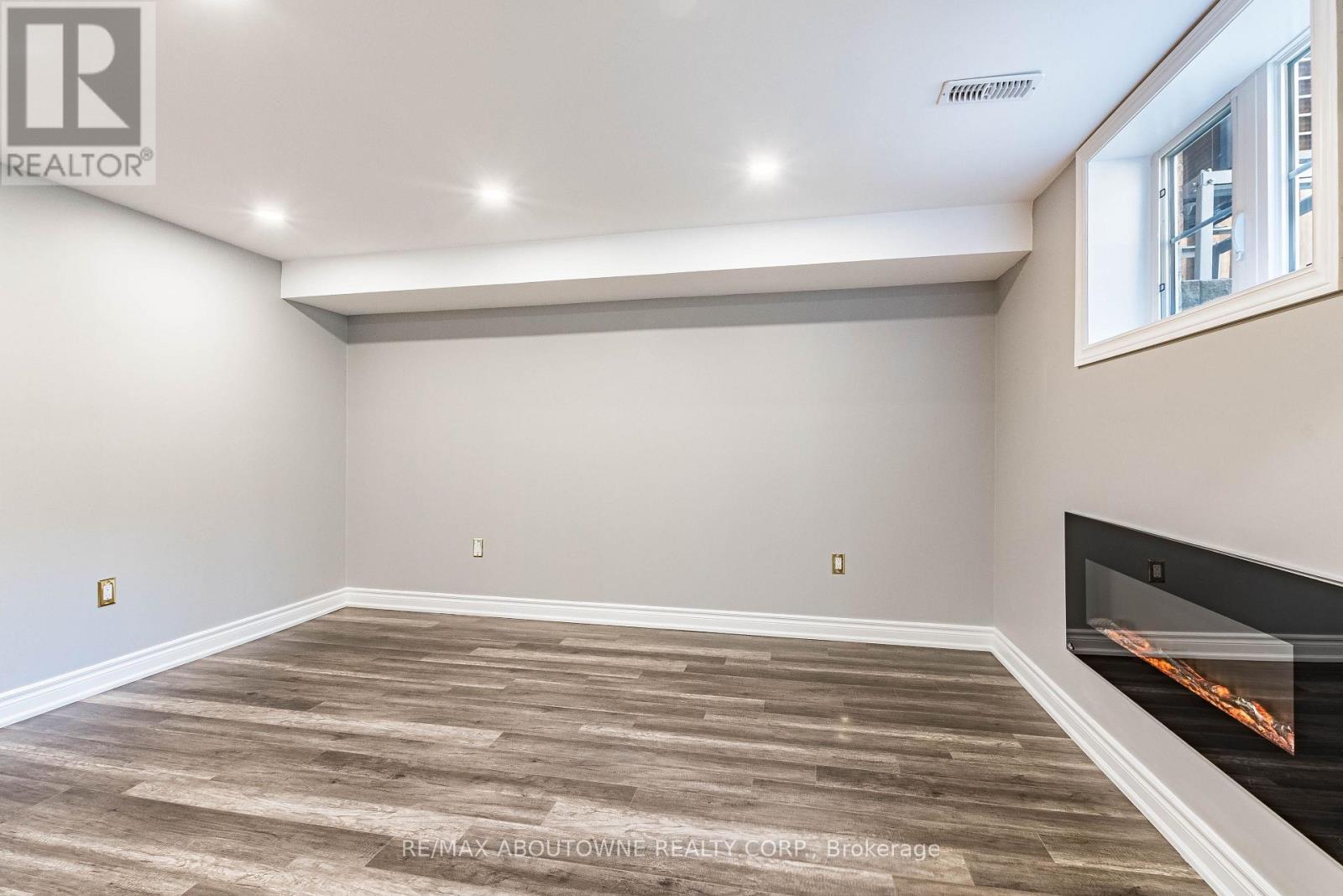 5550 TENTH LINE W - Image 37