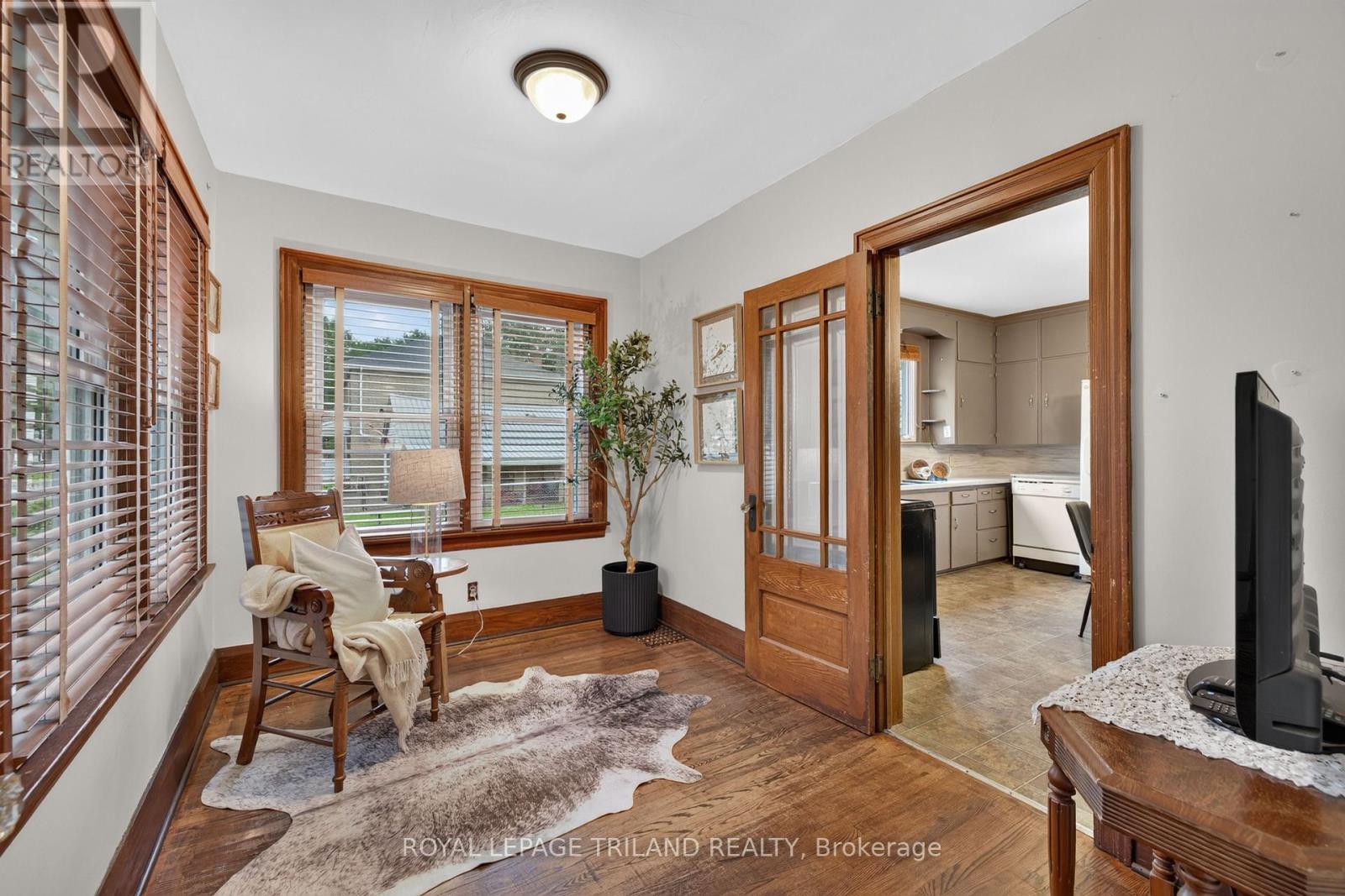 11 MAPLE STREET E - 11
