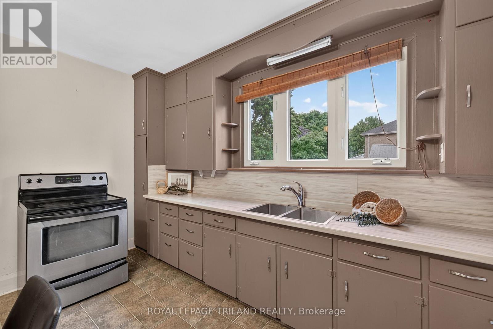 11 MAPLE STREET E - 15