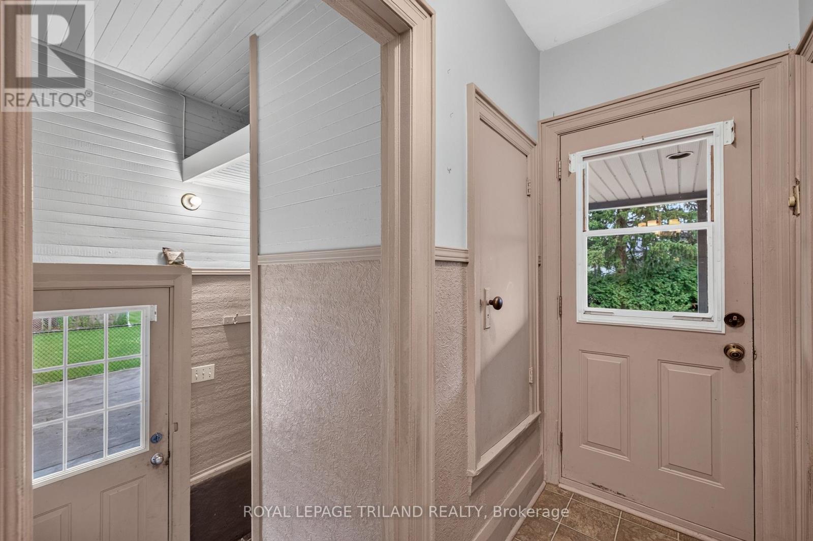 11 MAPLE STREET E - 20