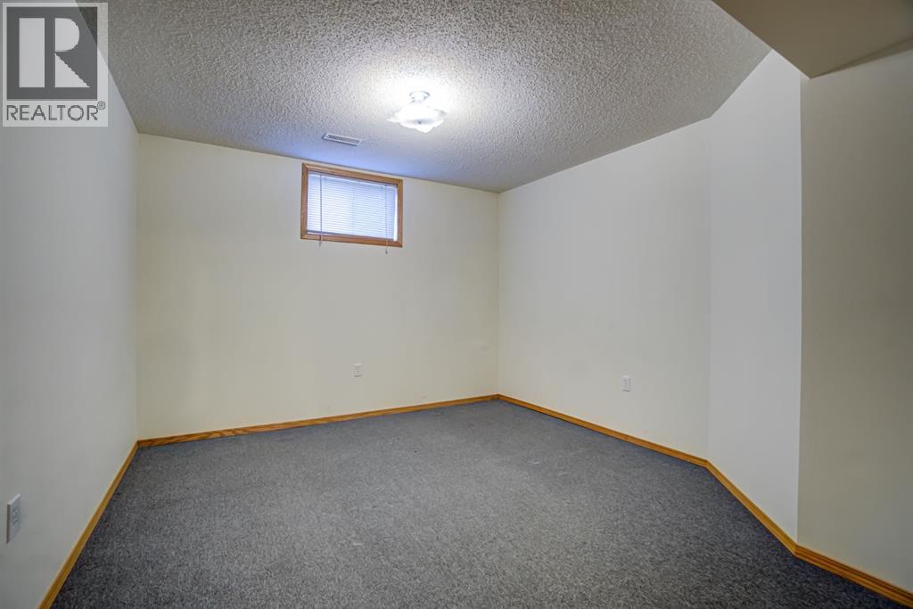 236 54 Avenue E - 39