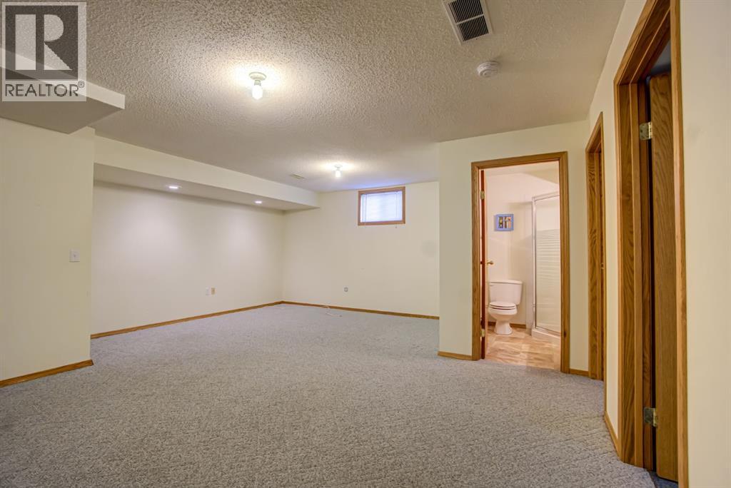 236 54 Avenue E - 36