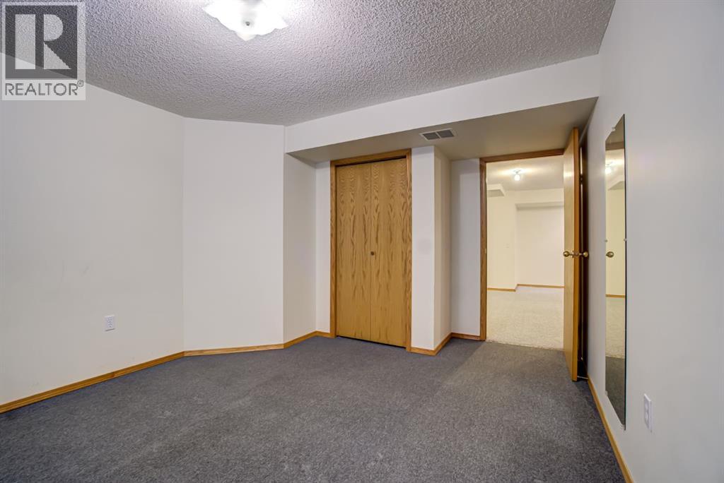236 54 Avenue E - 40