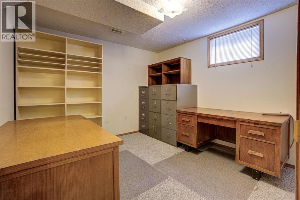 236 54 Avenue E - 44