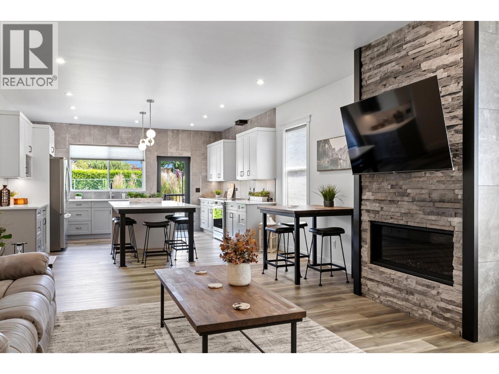 712 Lake Court - 3