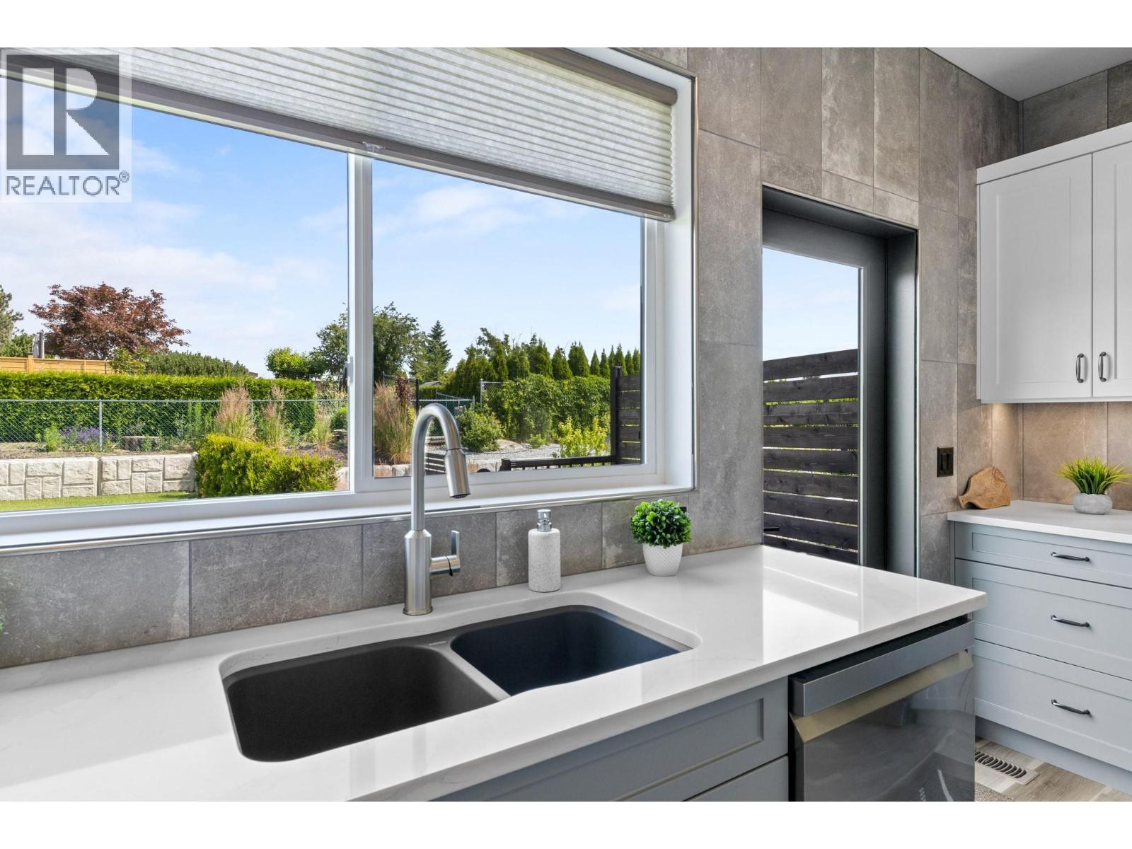 712 Lake Court - 9